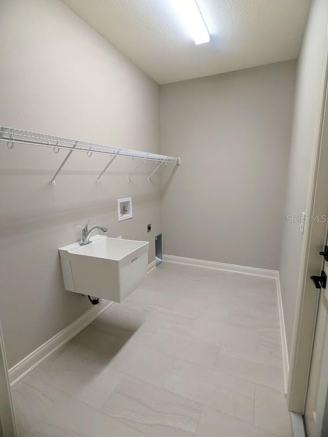 7919 Lake James Blvd, Lakeland, FL 33810 - clothes washing area with washer hookup, baseboards, and a textured ceiling