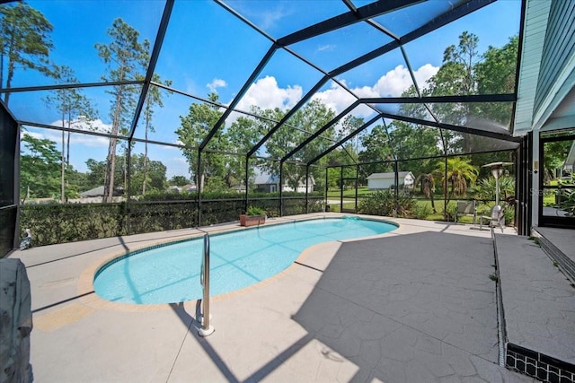 9912 Pine Leaf Ln, Dade City, FL 33525 - swimming pool with a patio area and glass enclosure