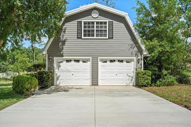 9912 Pine Leaf Ln, Dade City, FL 33525 - view of side of home featuring driveway and a gambrel roof