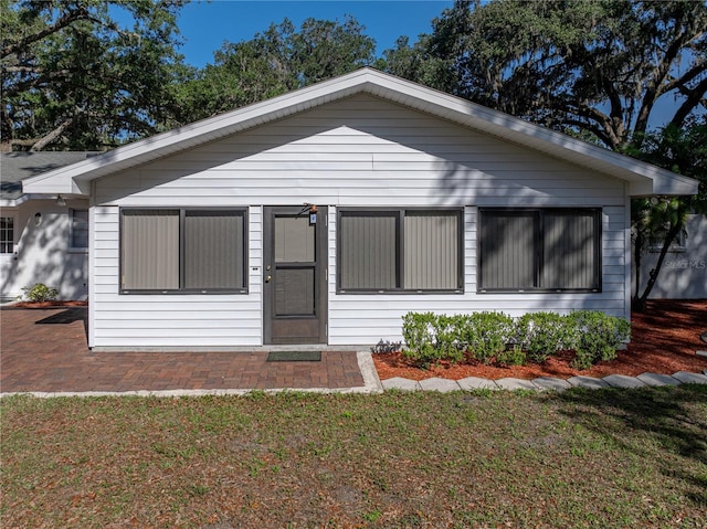 view of front facade featuring a front yard