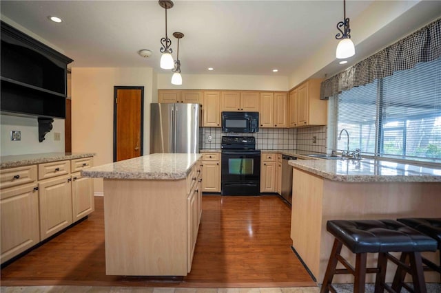 1920 Indian Trails Ct, Lakeland, FL 33813 - kitchen featuring black appliances, a sink, dark wood-style floors, tasteful backsplash, and recessed lighting