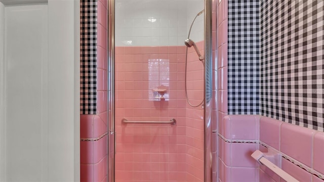 323 E Belvedere St, Lakeland, FL 33803 - bathroom featuring a stall shower