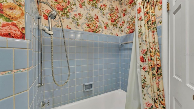 323 E Belvedere St, Lakeland, FL 33803 - full bathroom featuring wallpapered walls and shower / bath combo with shower curtain