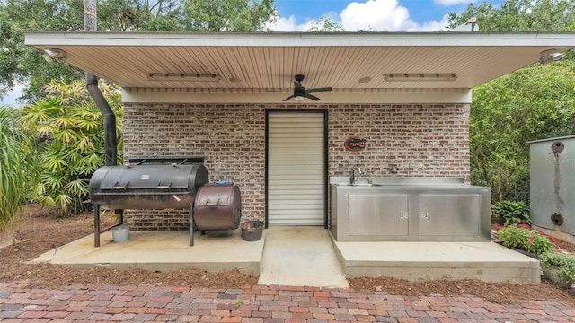 323 E Belvedere St, Lakeland, FL 33803 - view of patio featuring a ceiling fan and a sink