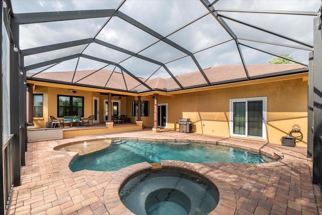 6357 Ashley Dr, Lakeland, FL 33813 - view of swimming pool with ceiling fan, a patio area, a pool with connected hot tub, and a lanai