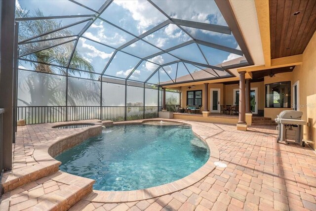 6357 Ashley Dr, Lakeland, FL 33813 - view of swimming pool featuring a patio, a ceiling fan, a lanai, a pool with connected hot tub, and outdoor dining space