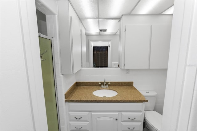 5425 Lewellyn Rd, Lakeland, FL 33810 - full bathroom featuring toilet, vanity, tasteful backsplash, and an enclosed shower