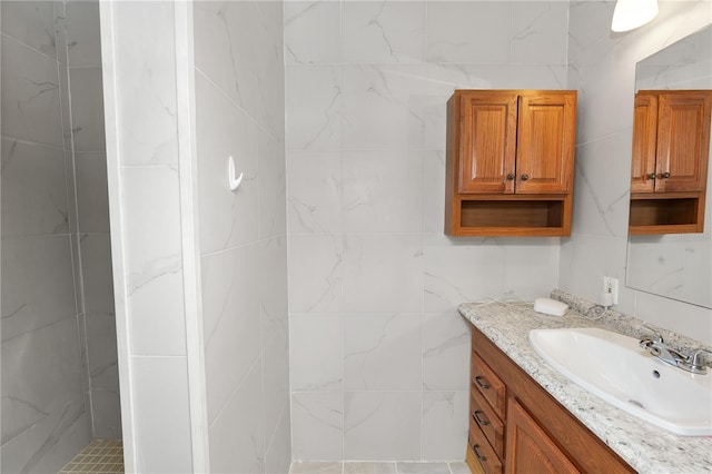 5425 Lewellyn Rd, Lakeland, FL 33810 - bathroom with vanity, tile walls, and tiled shower