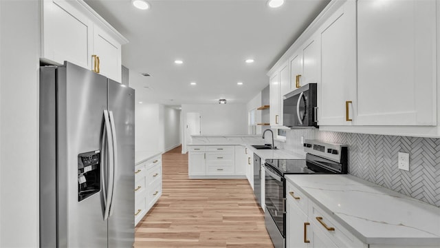 6543 Tula Ln, Lakeland, FL 33809 - kitchen with stainless steel appliances, a sink, recessed lighting, backsplash, and light wood-type flooring
