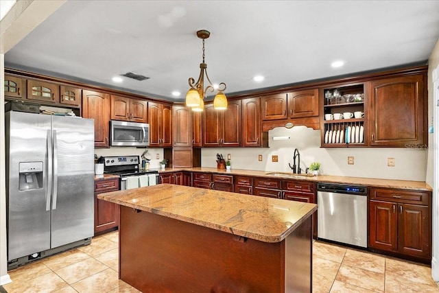2810 Gary Ln, Lakeland, FL 33812 - kitchen featuring appliances with stainless steel finishes, a sink, recessed lighting, a kitchen island, and light tile patterned floors