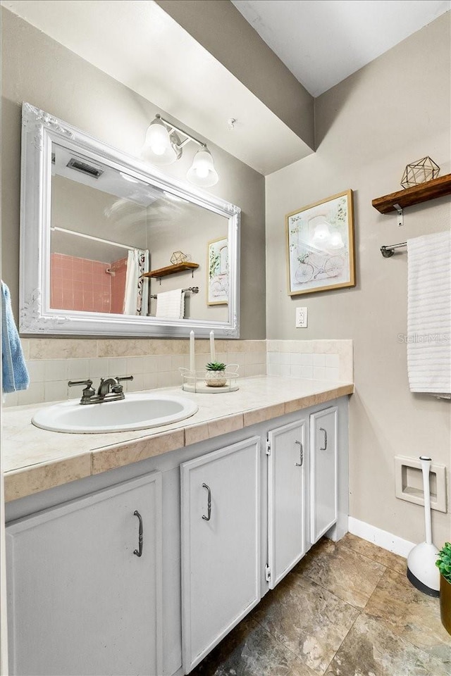 2810 Gary Ln, Lakeland, FL 33812 - bathroom featuring vanity, baseboards, curtained shower, and backsplash