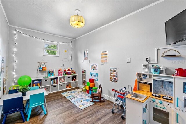 2810 Gary Ln, Lakeland, FL 33812 - recreation room featuring wood finished floors, crown molding, and baseboards