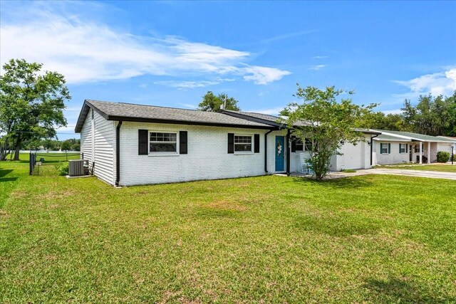 2810 Gary Ln, Lakeland, FL 33812 - single story home featuring an attached garage, central AC unit, driveway, and a front yard