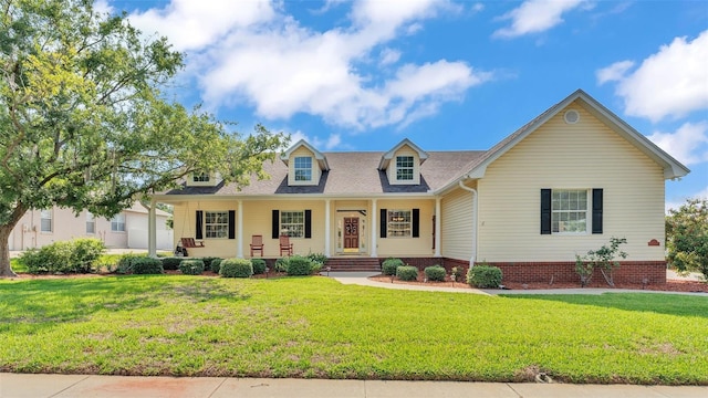 2025 Viewpoint Landings Rd, Lakeland, FL 33810 - new england style home featuring a porch, a front yard, and roof with shingles
