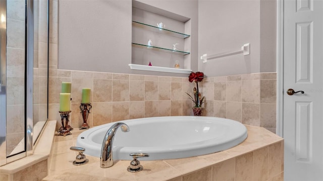 2025 Viewpoint Landings Rd, Lakeland, FL 33810 - full bath with a garden tub
