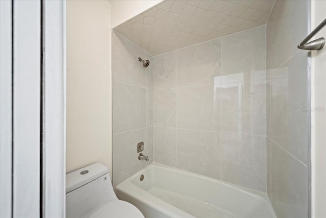 107 Seville Ct N, Plant City, FL 33566 - bathroom featuring toilet and bathing tub / shower combination
