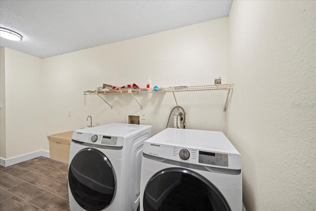 107 Seville Ct N, Plant City, FL 33566 - laundry room featuring independent washer and dryer, a textured ceiling, baseboards, and dark wood-type flooring