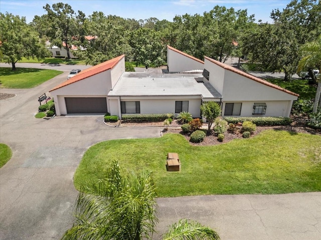 107 Seville Ct N, Plant City, FL 33566 - mid-century inspired home with driveway, an attached garage, a front lawn, and stucco siding