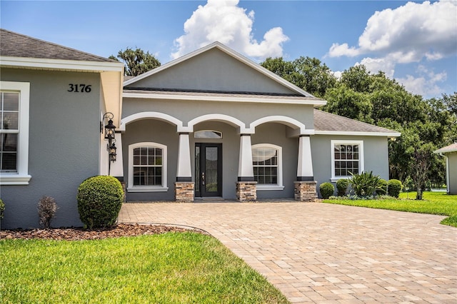 3176 Pearly Dr, Lakeland, FL 33812 - view of front of property featuring stucco siding, a front lawn, and a porch