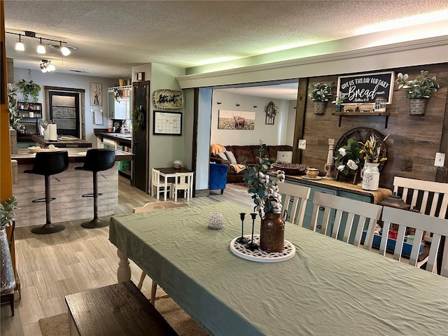 103 Inglis Way, Wauchula, FL 33873 - dining space with wood finished floors and a textured ceiling