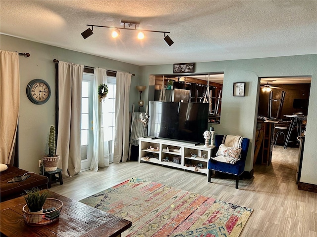 103 Inglis Way, Wauchula, FL 33873 - living area featuring wood finished floors and a textured ceiling