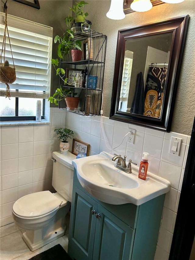 103 Inglis Way, Wauchula, FL 33873 - bathroom featuring tile walls, vanity, toilet, and a textured wall