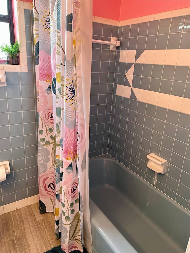 103 Inglis Way, Wauchula, FL 33873 - full bathroom featuring shower / bath combo with shower curtain and wood finished floors
