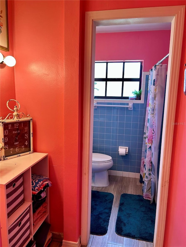 103 Inglis Way, Wauchula, FL 33873 - bathroom with toilet, curtained shower, wood finished floors, and tile walls