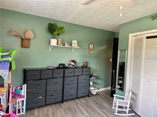 103 Inglis Way, Wauchula, FL 33873 - bedroom featuring wood finished floors, a textured ceiling, baseboards, and a closet