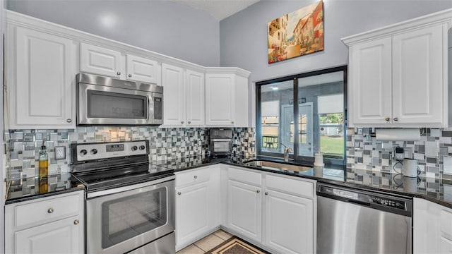 1423 Ridgegreen Loop N, Lakeland, FL 33809 - kitchen featuring stainless steel appliances, a sink, tasteful backsplash, and white cabinets
