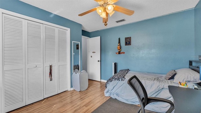 1423 Ridgegreen Loop N, Lakeland, FL 33809 - bedroom with wood finished floors, a closet, a textured ceiling, a ceiling fan, and baseboards