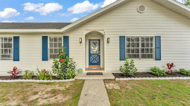 4825 Foxrun, Lakeland, FL 33813 - view of front facade featuring a front yard