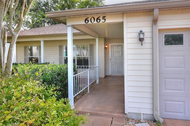 6065 Magpie Dr, Lakeland, FL 33809 - property entrance featuring a shingled roof and covered porch