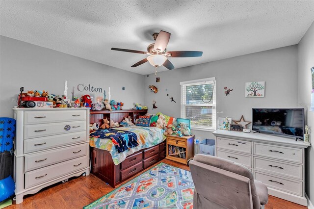 5108 Waterwood Dr, Bartow, FL 33830 - bedroom with light wood finished floors, a textured ceiling, and a ceiling fan