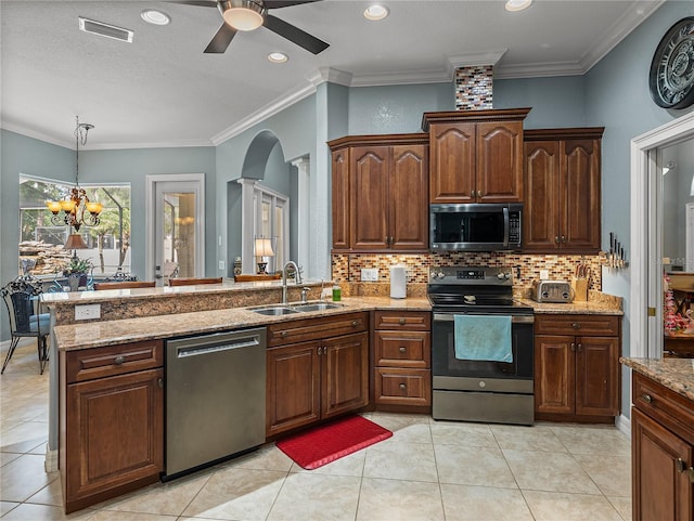 148 Melissa Trl, Auburndale, FL 33823 - kitchen featuring stainless steel appliances, a sink, a peninsula, ceiling fan, and decorative backsplash