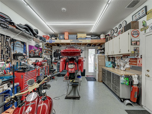 148 Melissa Trl, Auburndale, FL 33823 - garage with a workshop area