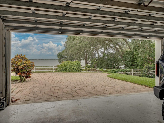 184 Melissa Trl, Auburndale, FL 33823 - garage with a water view
