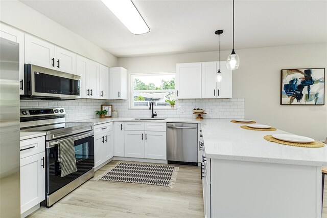 6338 Oak Sq E, Lakeland, FL 33813 - kitchen with stainless steel appliances, a sink, a peninsula, and backsplash