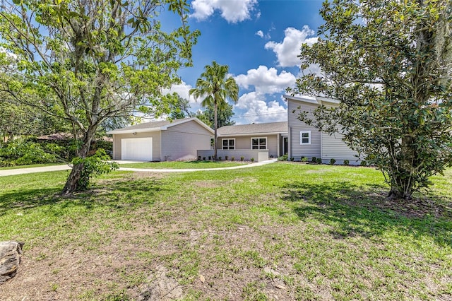 6338 Oak Sq E, Lakeland, FL 33813 - view of front facade with a front lawn and a garage