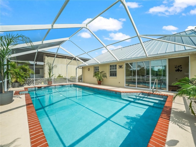2921 W Socrum Loop Rd, Lakeland, FL 33810 - swimming pool featuring a patio and glass enclosure
