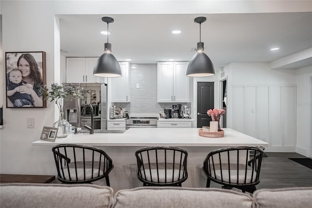 7608 Franklin Rd, Plant City, FL 33565 - kitchen with stainless steel appliances, a kitchen breakfast bar, a peninsula, white cabinets, and recessed lighting