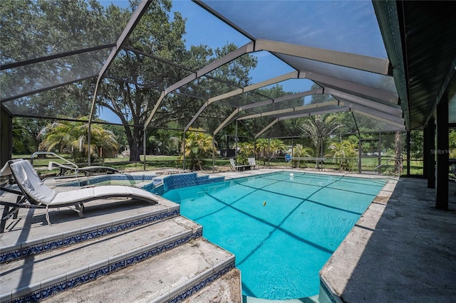 7608 Franklin Rd, Plant City, FL 33565 - view of swimming pool with a patio, a pool with connected hot tub, and glass enclosure