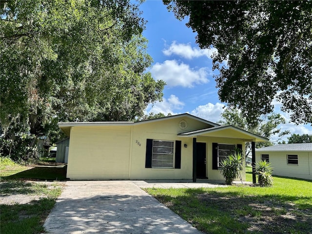 304 Bell St, Wauchula, FL 33873 - view of front of property with a front yard and concrete driveway