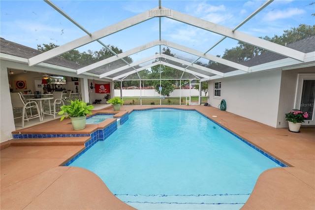 1130 Ewell Rd, Lakeland, FL 33811 - view of pool featuring a patio area, a lanai, and a pool with connected hot tub
