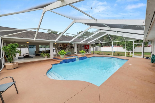 1130 Ewell Rd, Lakeland, FL 33811 - view of pool featuring a patio area, a fenced backyard, a pool with connected hot tub, and a lanai