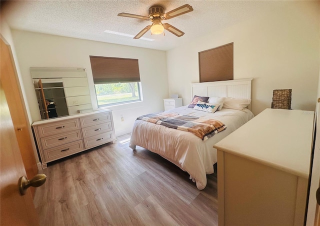 2430 Gresham St, Sebring, FL 33875 - bedroom with wood finished floors, a textured ceiling, and ceiling fan