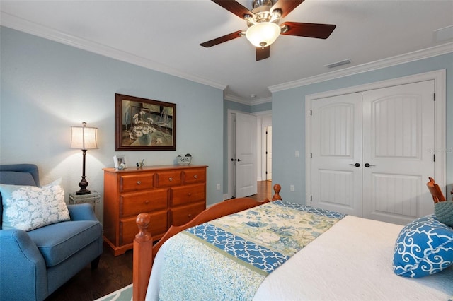1825 Pawnee Trl, Lakeland, FL 33803 - bedroom featuring a closet, crown molding, ceiling fan, and wood finished floors