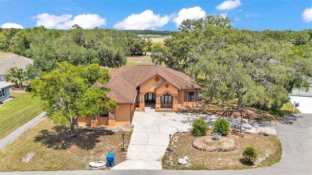 5370 Boxtree Ct, Dade City, FL 33523 - view of front of home featuring stucco siding and curved driveway
