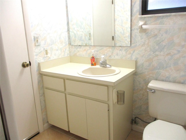 5070 Ironwood Trl, Bartow, FL 33830 - bathroom with vanity, toilet, and wallpapered walls