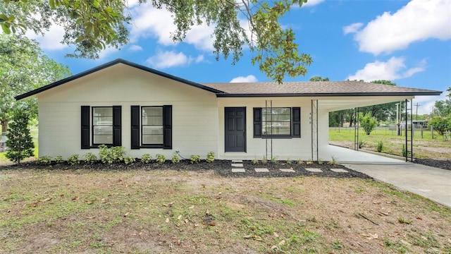 408 Sycamore St SW, Fort Meade, FL 33841 - view of front facade featuring driveway and a carport